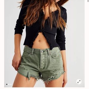 NEW WITH TAGS FREE PEOPLE Loving Good Vibrations Cutoffs